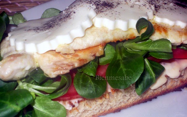 Tosta de Pollo y Queso Fresco con Mayonesa de Mostaza